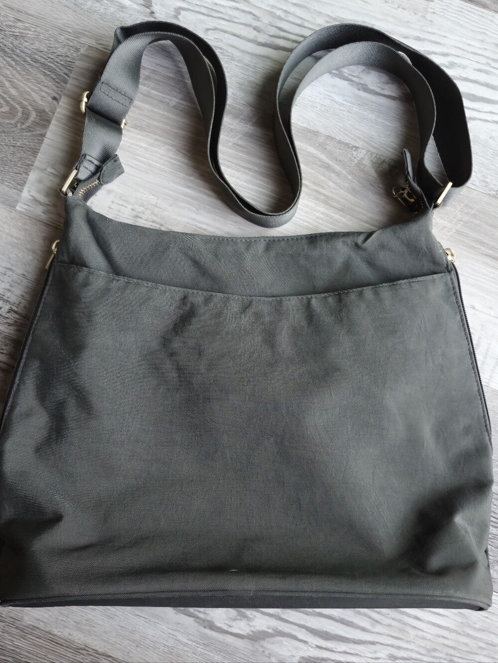 Baggallini Helsinki Crossbody Travel Bag Gray Gold Hardware RFID Wristlet - Picture 4 of 14